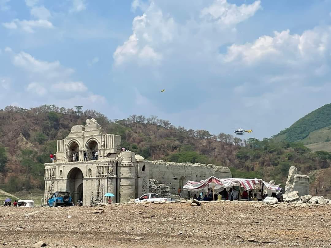 Iglesia de Quechula emerge por completo de la presa Malpaso por altas temperaturas