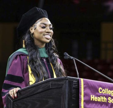 Joven termina su doctorado con solo 17 años