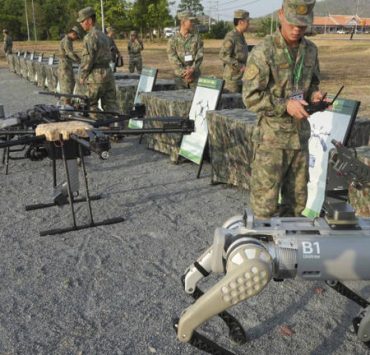 Un perro robot armado