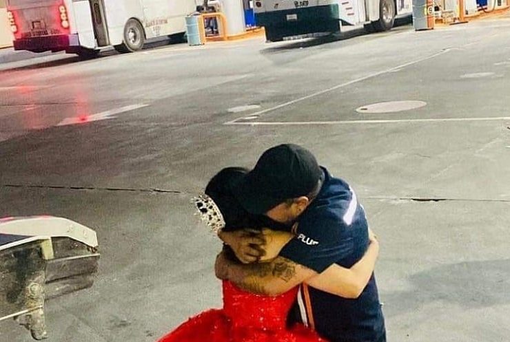 Joven quinceañera visita a su padre en el trabajo, después de no poder asistir a la fiesta