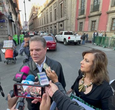 Denuncian Enriquecimiento Ilícito de Candidata a la Gubernatura de Veracruz en las Puertas de Palacio Nacional
