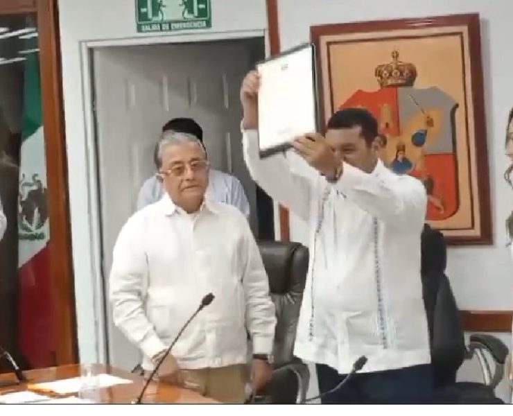 Javier May recibe su constancia de mayoría del IEPCT