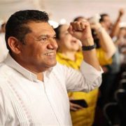 Javier May promete un taller de trenes