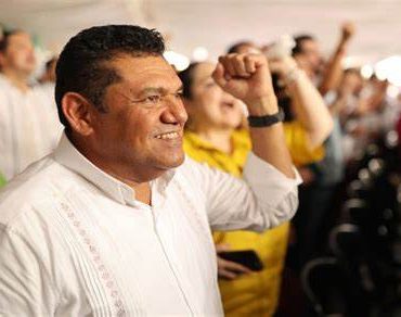 Javier May promete un taller de trenes