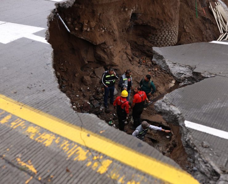 Se abre socavón en Zapopan, Jalisco tras fuertes lluvias