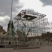 Construyen una pirámide en el Zócalo
