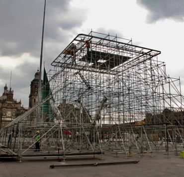 Construyen una pirámide en el Zócalo