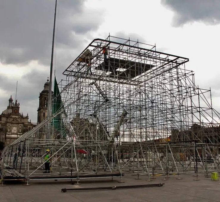Construyen una pirámide en el Zócalo