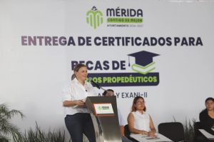 La Alcaldesa Cecilia Patrón Laviada entregó certificados a jóvenes meridanos que recibirán apoyo en sus estudios para ingresar a prepa y universidad. 