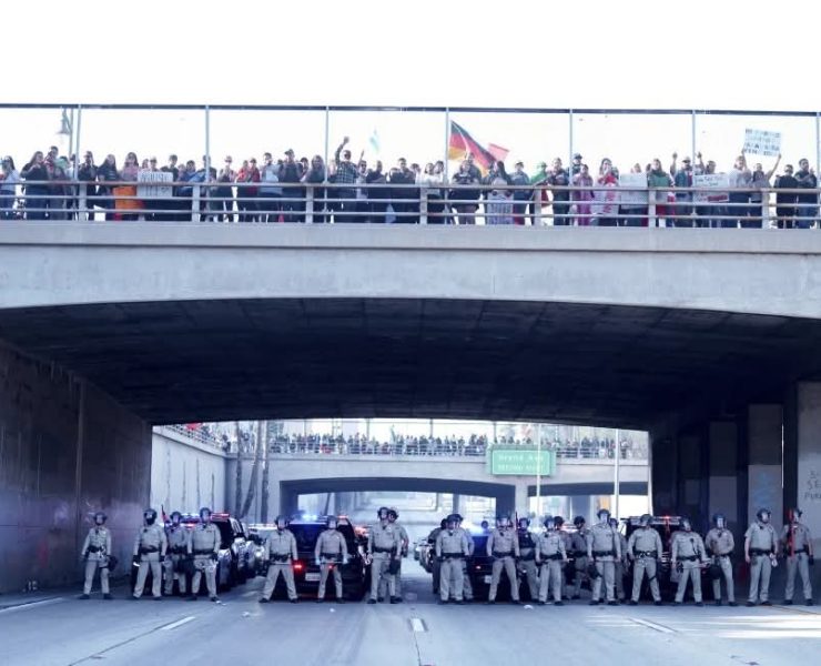 (Video) ¡Protesta en Los Ángeles! Manifestantes bloquean autopista exigiendo el fin de las deportaciones