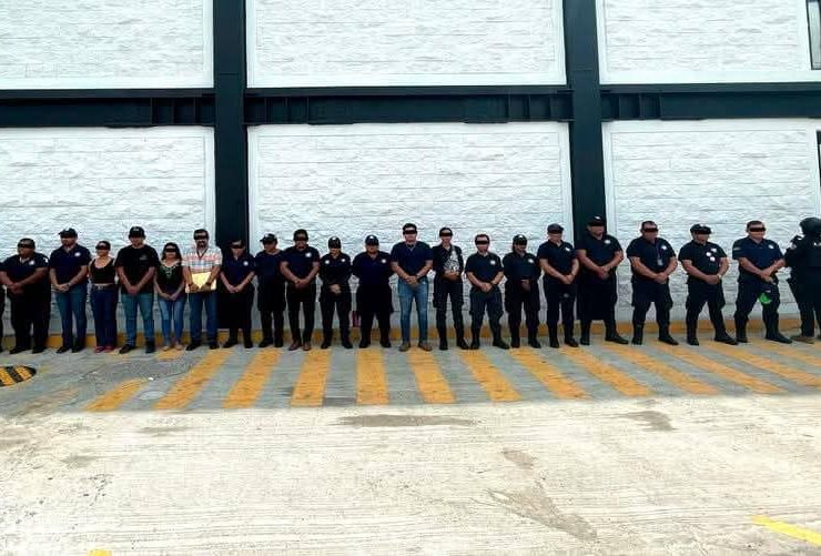 Detienen a 21 policías