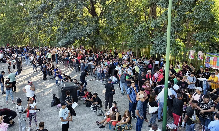 Miles de migrantes